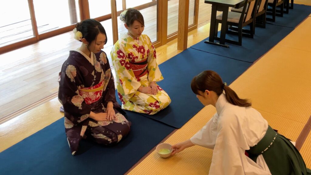 ほうふ着物体験と芳松庵の抹茶体験の様子1