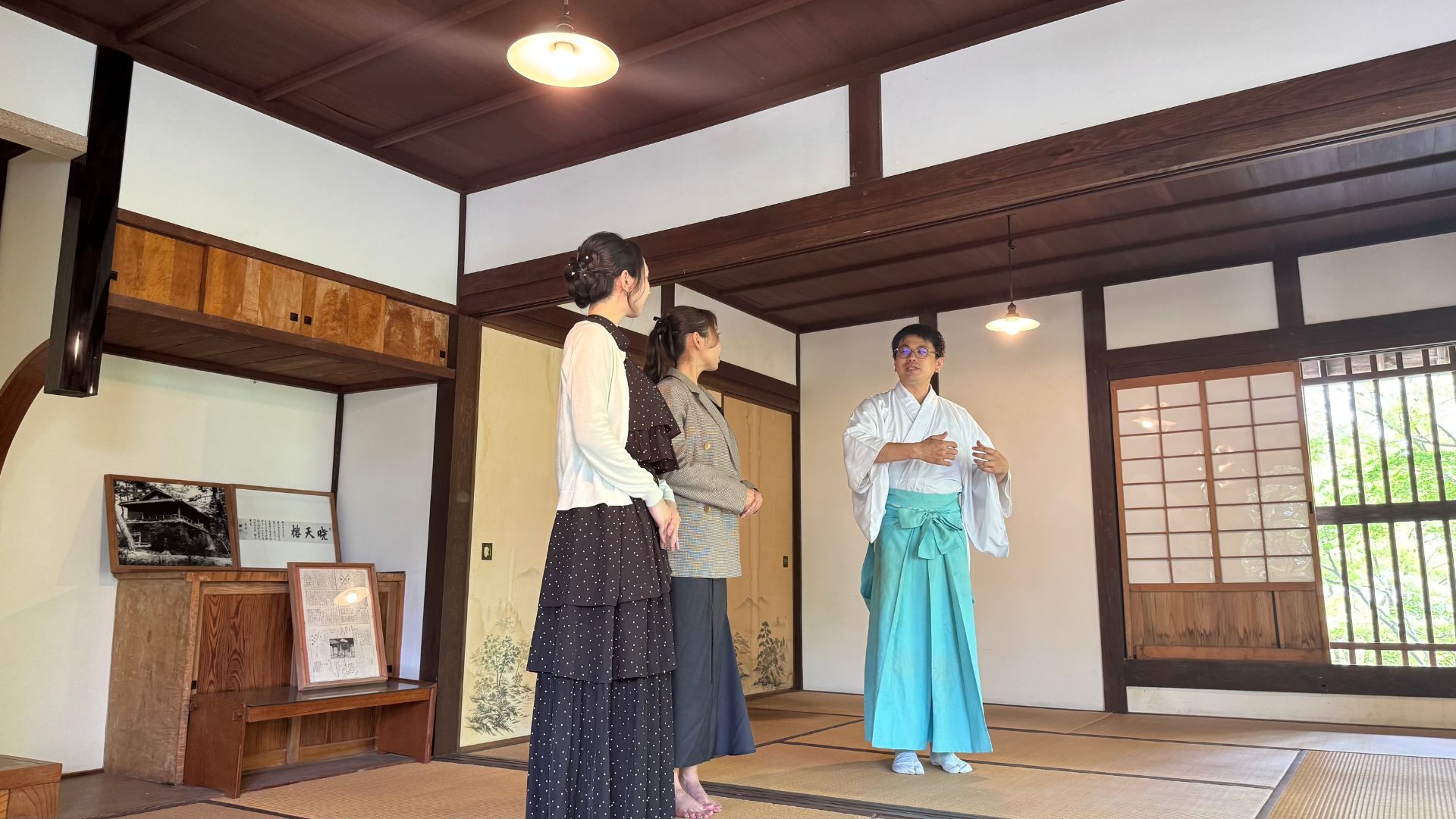 暁天楼2階(特別公開)と芳松庵の抹茶体験の様子