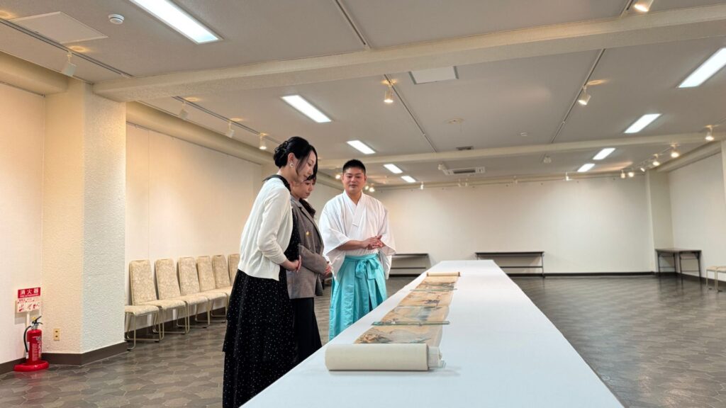 松崎天神縁起絵巻にふれる体験の様子