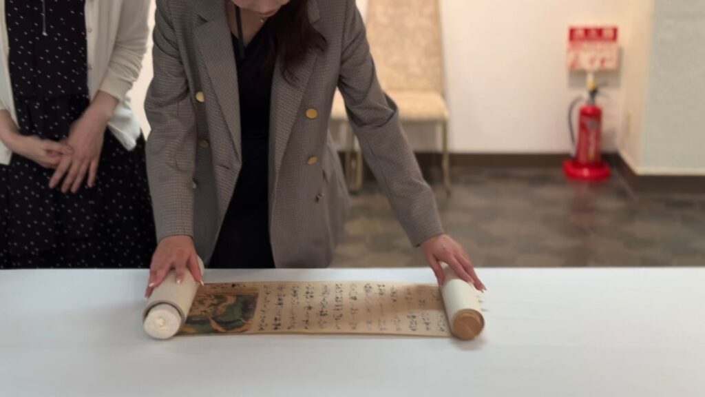 松崎天神縁起絵巻にふれる体験の様子2