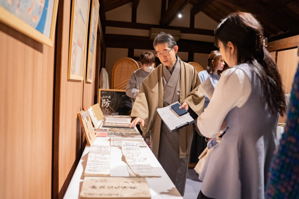 歴史と図案帳にふれる着物アート体験1