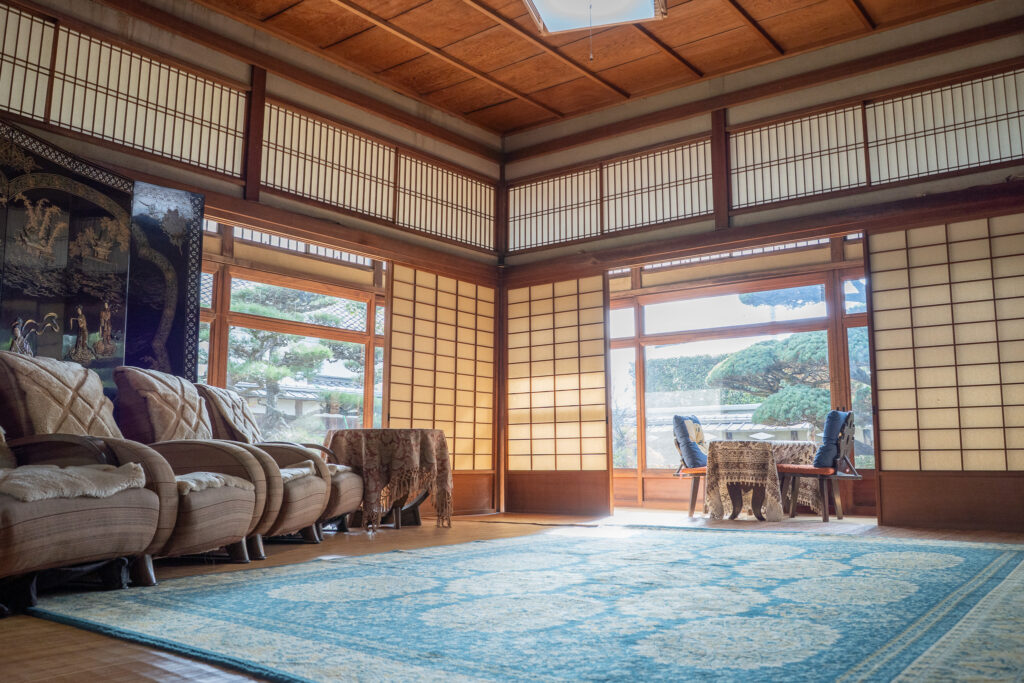 歴史と図案帳にふれる着物アート体験3