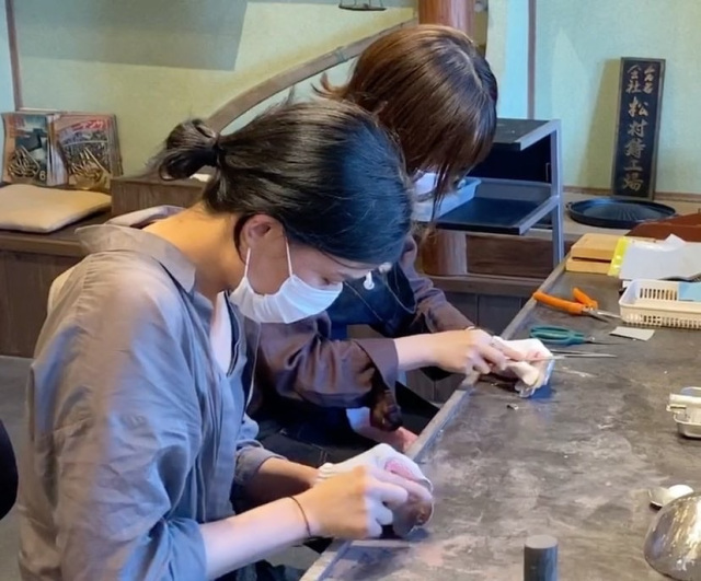 鋳物体験の様子