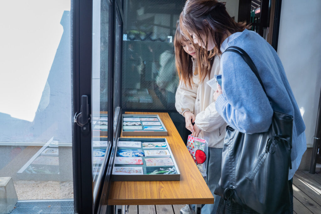 歴史と図案帳にふれる着物アート体験4